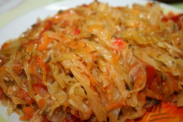 Капуста тушеная с морковью и луком