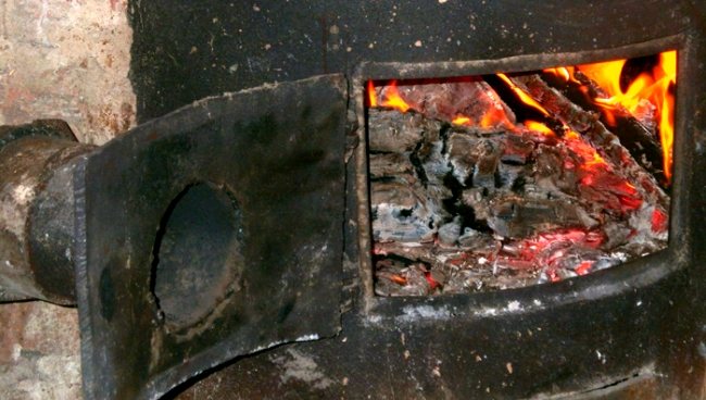 При печном обогреве печь следует обязательно отделить жаростойкой перегородкой